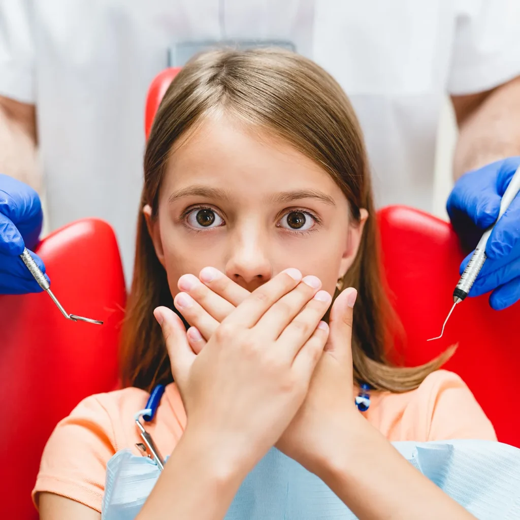 Dziewczynka boi się bólu u dentysty